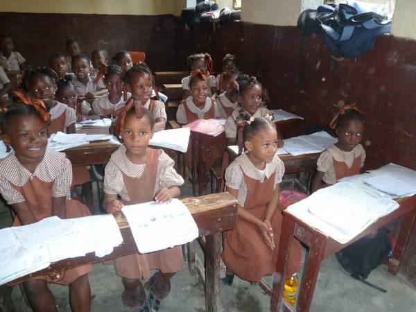 04  les petits de primaire en classe St Jude.JPG